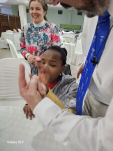 Ashley uit Duitsland genezen van blindheid