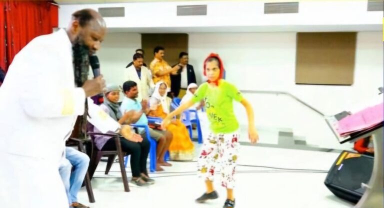 Een kreupele loopt - India, januari 2024