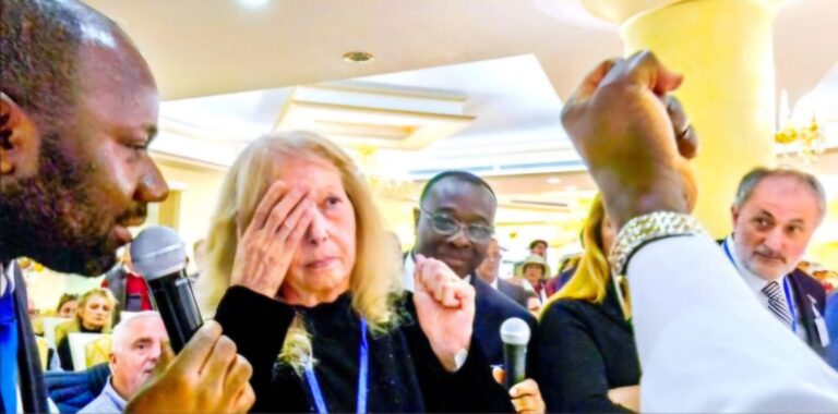 Blind linkeroog geopend - Italië, november 2024